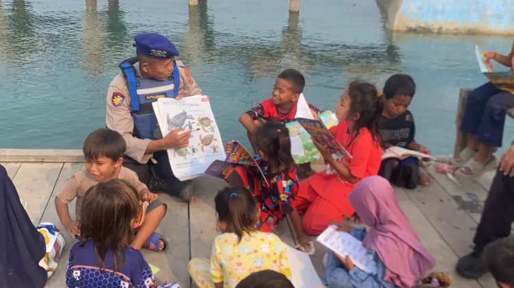 Perpustakaan Terapung Satpolairud: Bangkitkan Semangat Belajar Anak Pulau Raam