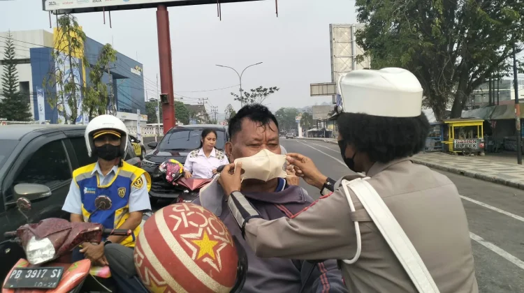Satlantas Polresta Sorong Melaksanakan SIM Keliling dan Bagi Masker