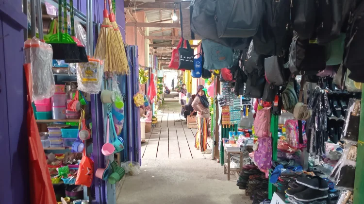 Sebanyak 48 Pedagang Bertahan di Pasar Lama Waisai