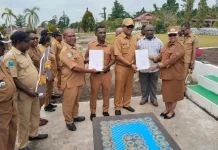 Bupati Sorong Selatan Serahkan SK Penunjukan Dua Pejabat
