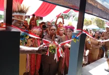 Gubernur Elisa Kambu Resmikan Pasar Mama-Mama Papua dan Serahkan Bantuan UMKM