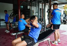 Hujan Tak Halangi Prajurit Pasmar 3 Jalani Latihan Fisik di Sorong