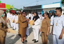 Kedis Kesehatan Kota Sorong Serahkan Penghargaan Tenaga Kesehatan