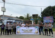 Ramadan Berbagi, Polres Raja Ampat Bagikan Takjil di Distrik Kota Waisai