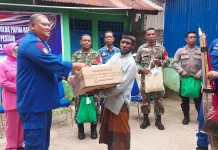 Dirpolairud Polda PBD Bagikan 100 Paket Sembako di Kampung Kokoda