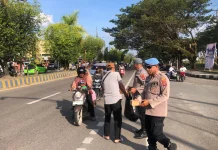 Polsek Bandara DEO Sorong Bagikan Takjil Gratis Ramadan