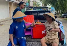 Cara Unik Wakapolda PBD Berbagi Takjil untuk Masyarakat