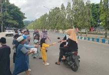 Yapis Raja Ampat Bagikan 10 Ribu Paket Takjil di Distrik Kota Waisai
