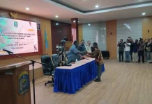 Serahkan SK Kepala Samsat Raja Ampat, Gubernur Singgung Penerimaan Pajak Rendah