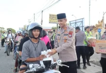 Ratusan Pengendara Mendapat Takjil Gratis Dari Polres Sorong