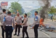 Dengan Pendekatan Humanis, Wakapolda Akhiri Blokade Jalan di Kota Sorong