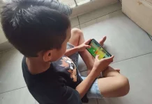 Simak Begini Mengatasi Anak Kecanduan Gadget Bagi Orang Tua