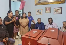 Gubernur Elisa Kambu Kunjungi Rumah Duka Korban Kebakaran di Kofkerbu