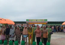 TNI AD Gelar Bazar Ramadan di Pantai WTC Raja Ampat, Sediakan Bahan Pokok Murah