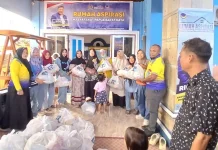 Menjelang Idul Fitri, Rico Sia Salurkan 500 Paket Sembako bagi Warga Kota Sorong