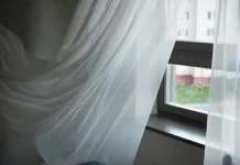 Membersihkan Gorden Lama agar Rumah Terlihat Baru