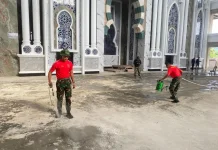 Prajurit Pasmar 3 Gotong Royong Bersihkan Masjid Al-Akbar Sorong