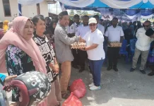 Bupati Sorong Selatan Bagikan 200 Paket Sembako Gratis kepada Umat Muslim