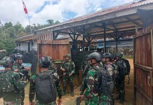 Satgas Pamtas RI–PNG Yonif 9 Marinir Lampung Evakuasi Warga di Maybrat