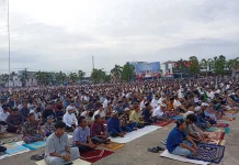 Ribuan Masyarakat ikut Sholat Ied di Alun-alun Aimas