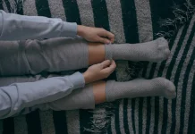 Rahasia Tidur Nyenyak ternyata Cukup Pakai Kaos Kaki