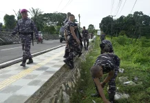 Aksi Nyata Pasmar 3, Prajurit Denmako Bersihkan Jalan di Kota Sorong