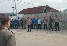 Tegakkan Aturan, Satpol PP Raja Ampat Angkut Barang Pedagang ke Pasar Snonbukor