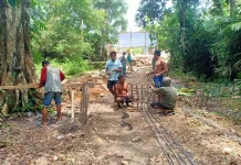 TNI Bangun Jembatan Perintis 15 Meter di Klatifi demi Akses Pelajar