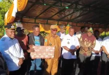 Pemkab Maybrat Serahkan Dana Kompensasi Lahan Rp 1 Milyar, untuk Sekolah Rakyat