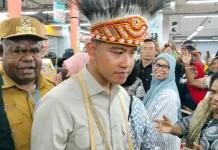 Wapres Bagikan Voucer Belanja Kepada Mama-Mama Papua dan Lansia