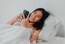 Cek Ponsel saat Bangun Tidur, Dapat Memicu Stres di Pagi Hari