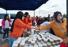 Rumah Aspirasi Rico Sia Dukung Kegiatan Pawai Paskah Dengan Menyiapkan Snack