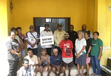 Ketua DPRP PBD Salurkan Bantuan untuk Warga Terdampak Abrasi di Pulau Dum