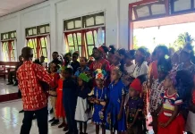 Penatua Petronela Krenak Motivasi Anak Sekolah Minggu di Mugim