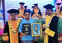 Haru di Wisuda Poltek Saint Paul Sorong, Ibu Terima Ijazah Putrinya yang Telah Tiada