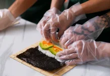 Sarung Tangan Plastik saat Makan Belum Tentu Higeinis