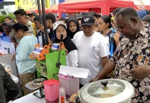 Gubernur Elisa dan Istri Borong Dagangan UMKM di HUT UT Sorong, Diserbu Peserta
