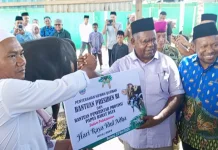 Elisa Kambu Serahkan Bantuan Hewan Kurban Presiden dan Pemprov PBD untuk Idul Adha