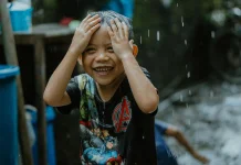 Kehujanan di Jalan? Segera Lakukan 5 Hal Ini Begitu Tiba di Rumah agar Tidak Tumbang