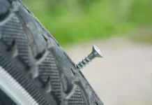 Jangan Cabut Paku Ban Tubeless sebelum Sampai Bengkel