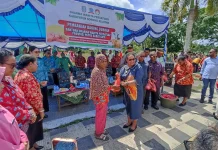 Dharma Wanita Persatuan Sorong Selatan Bagikan Daging Kurban untuk Umat Islam
