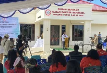 Gubernur Elisa Kambu Minta Dokter Bersatu Bangun Pelayanan Kesehatan yang Merata