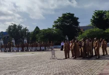 Santai Jalan saat Apel, Plt Sekda Kota Sorong Tegur ASN