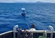 Kapal TNI AL Selamatkan Kapal Kayu Milik Nelayan akibat Mesin Rusak Ditengah Laut