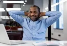 Rahasia Pria Sembunyikan Beban Hidup demi Senyum Profesional di Kantor