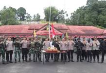 Dengan Berjalan Kaki, Danyonif 762/VYS ke Polresta Beri Ucapan HUT ke-80 Bhayangkara