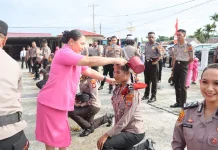 56 Personel Polres Sorong Selatan Menerima Kenaikan Pangkat