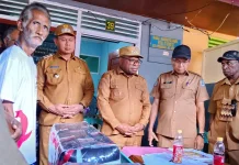 Wali Kota Sorong Kunjungi Korban Kebakaran dan Serahkan Bantuan