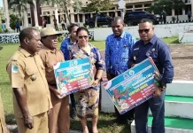 Pesan Bupati Petronela saat Serahkan Serahkan Dana Kampung