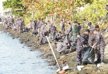 Sambut HUT Kodaeral XIV Ke-1, Prajurit Kodaeral XIV Sorong Aksi Bersih- bersih Pantai
